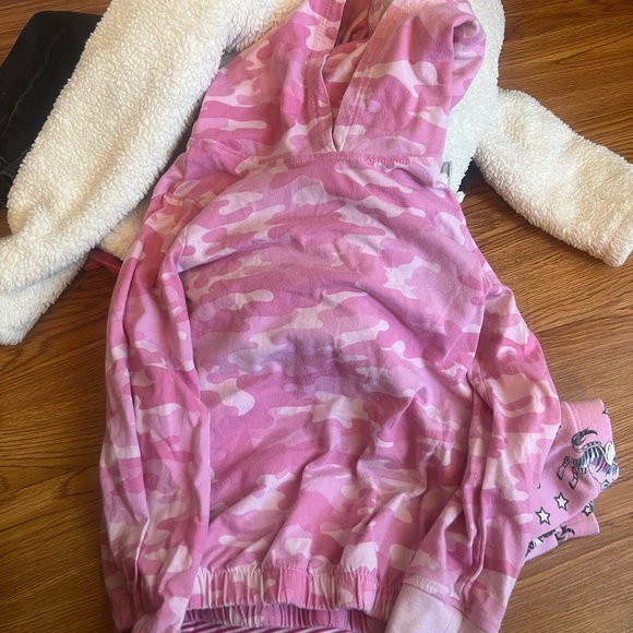 Miscellaneous clothes ranging from 4t to 6 - Picture 5 of 6